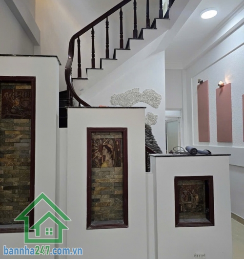 NHỈNH 7 TỶ – MT KINH DOANH ĐƯỜNG 8M – TÂN PHÚ DT: 66m² (lô góc 2MT) Kết cấu: 3 tầng (1 trệt, 1 lầu, chuồng cu), 4PN, 2WC, ô tô ngủ trong nhà Vị trí: Khuông Việt VIP Tân Phú.