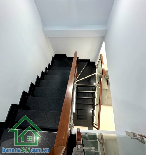 CHỈ 6,8 TỶ – NHÀ ĐẸP 2 TẦNG NGAY BÀNH VĂN TRÂN – KDC YÊN TĨNH – DT: 42M² (4,1 X 10)M – 2PN, 2WC * Kết cấu: 1 trệt, 1 lầu, gồm 2PN, 2WC, nhà đẹp hoàn công chuẩn