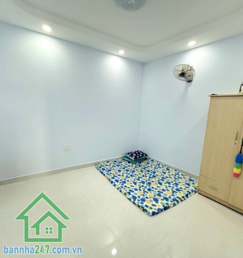 CHỈ 6,8 TỶ – NHÀ ĐẸP 2 TẦNG NGAY BÀNH VĂN TRÂN – KDC YÊN TĨNH – DT: 42M² (4,1 X 10)M – 2PN, 2WC * Kết cấu: 1 trệt, 1 lầu, gồm 2PN, 2WC, nhà đẹp hoàn công chuẩn