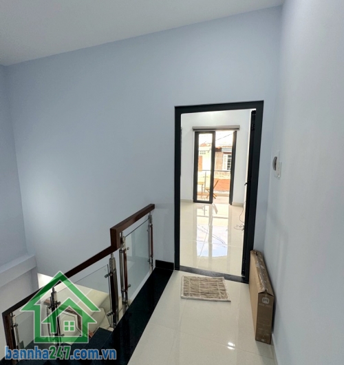 CHỈ 6,8 TỶ – NHÀ ĐẸP 2 TẦNG NGAY BÀNH VĂN TRÂN – KDC YÊN TĨNH – DT: 42M² (4,1 X 10)M – 2PN, 2WC * Kết cấu: 1 trệt, 1 lầu, gồm 2PN, 2WC, nhà đẹp hoàn công chuẩn