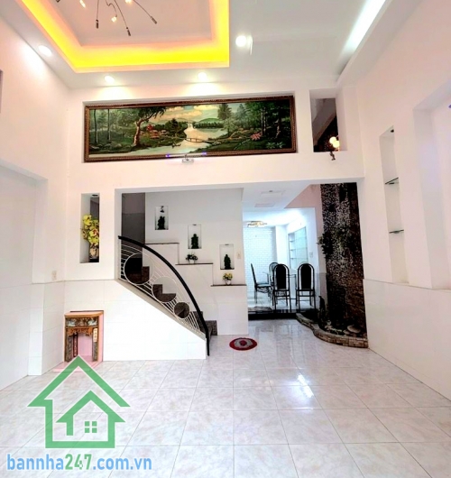 CHỈ 6,5 TỶ (TL) -NHÀ 3 TẦNG BTCT – HẺM Ô TÔ – CÁCH MT PHAN HUY ÍCH 30M - DT: 50M² - 3PN - 4WC Diện tích: 50m² (5 x 10m) – đất vuông vức, đẹp. 1 trệt + 1 lửng + 1 lầu + sân thượng. 3 PN - 4 WC