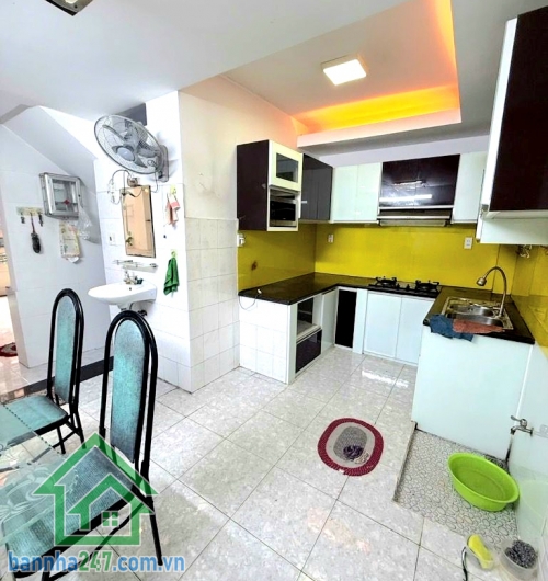 CHỈ 6,5 TỶ (TL) -NHÀ 3 TẦNG BTCT – HẺM Ô TÔ – CÁCH MT PHAN HUY ÍCH 30M - DT: 50M² - 3PN - 4WC Diện tích: 50m² (5 x 10m) – đất vuông vức, đẹp. 1 trệt + 1 lửng + 1 lầu + sân thượng. 3 PN - 4 WC