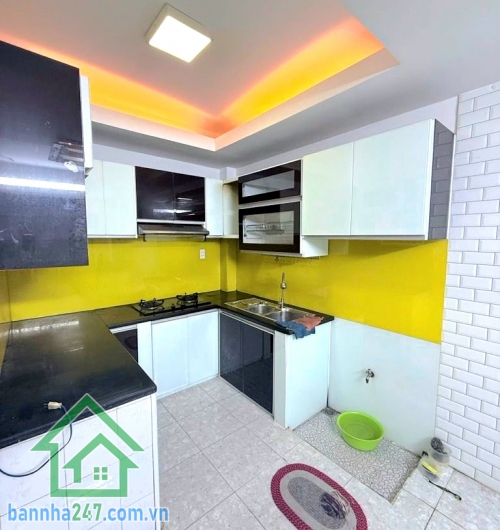 CHỈ 6,5 TỶ (TL) -NHÀ 3 TẦNG BTCT – HẺM Ô TÔ – CÁCH MT PHAN HUY ÍCH 30M - DT: 50M² - 3PN - 4WC Diện tích: 50m² (5 x 10m) – đất vuông vức, đẹp. 1 trệt + 1 lửng + 1 lầu + sân thượng. 3 PN - 4 WC