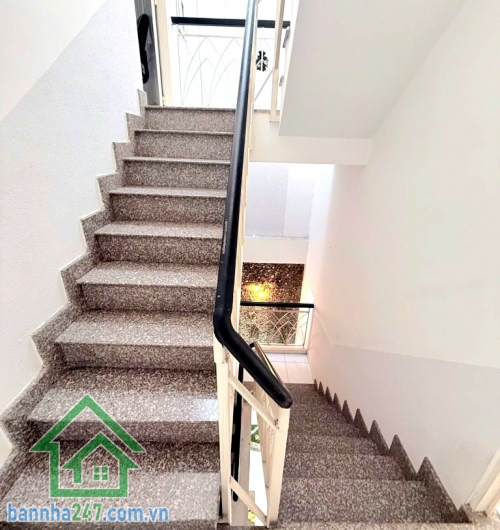 CHỈ 6,5 TỶ (TL) -NHÀ 3 TẦNG BTCT – HẺM Ô TÔ – CÁCH MT PHAN HUY ÍCH 30M - DT: 50M² - 3PN - 4WC Diện tích: 50m² (5 x 10m) – đất vuông vức, đẹp. 1 trệt + 1 lửng + 1 lầu + sân thượng. 3 PN - 4 WC