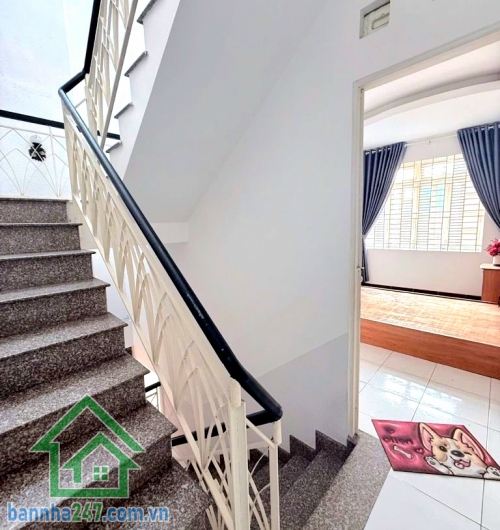 CHỈ 6,5 TỶ (TL) -NHÀ 3 TẦNG BTCT – HẺM Ô TÔ – CÁCH MT PHAN HUY ÍCH 30M - DT: 50M² - 3PN - 4WC Diện tích: 50m² (5 x 10m) – đất vuông vức, đẹp. 1 trệt + 1 lửng + 1 lầu + sân thượng. 3 PN - 4 WC