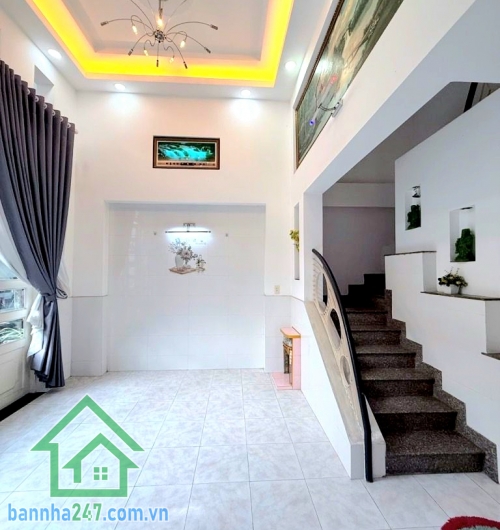 CHỈ 6,5 TỶ (TL) -NHÀ 3 TẦNG BTCT – HẺM Ô TÔ – CÁCH MT PHAN HUY ÍCH 30M - DT: 50M² - 3PN - 4WC Diện tích: 50m² (5 x 10m) – đất vuông vức, đẹp. 1 trệt + 1 lửng + 1 lầu + sân thượng. 3 PN - 4 WC