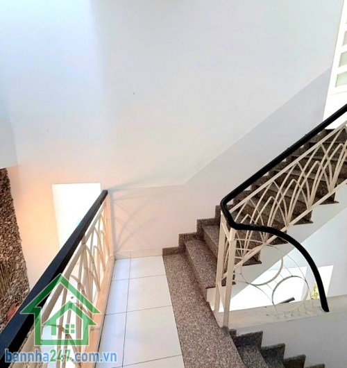 CHỈ 6,5 TỶ (TL) -NHÀ 3 TẦNG BTCT – HẺM Ô TÔ – CÁCH MT PHAN HUY ÍCH 30M - DT: 50M² - 3PN - 4WC Diện tích: 50m² (5 x 10m) – đất vuông vức, đẹp. 1 trệt + 1 lửng + 1 lầu + sân thượng. 3 PN - 4 WC