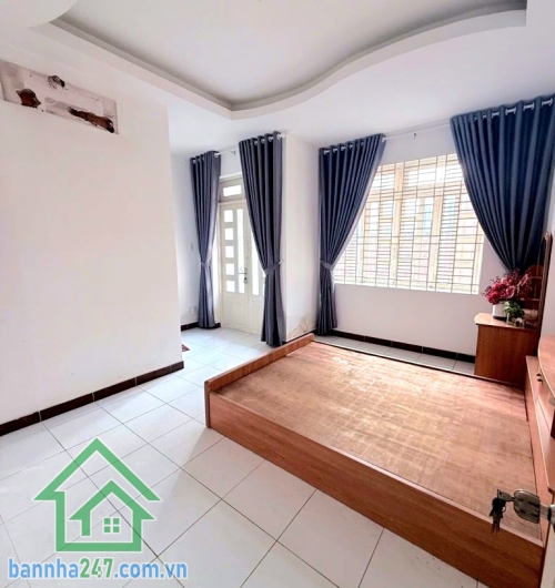 CHỈ 6,5 TỶ (TL) -NHÀ 3 TẦNG BTCT – HẺM Ô TÔ – CÁCH MT PHAN HUY ÍCH 30M - DT: 50M² - 3PN - 4WC Diện tích: 50m² (5 x 10m) – đất vuông vức, đẹp. 1 trệt + 1 lửng + 1 lầu + sân thượng. 3 PN - 4 WC