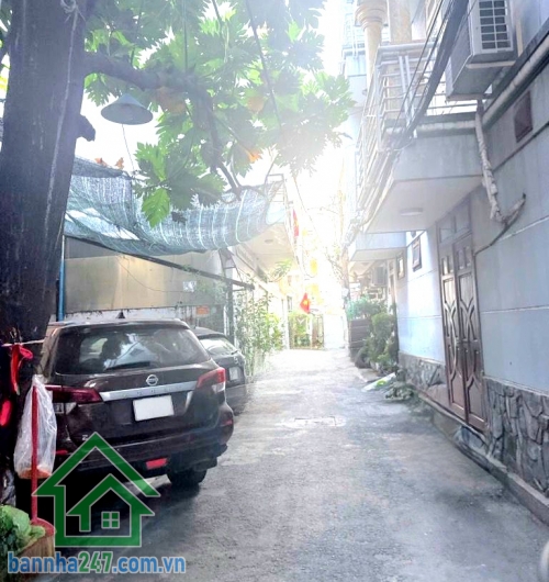CHỈ 6,5 TỶ (TL) -NHÀ 3 TẦNG BTCT – HẺM Ô TÔ – CÁCH MT PHAN HUY ÍCH 30M - DT: 50M² - 3PN - 4WC Diện tích: 50m² (5 x 10m) – đất vuông vức, đẹp. 1 trệt + 1 lửng + 1 lầu + sân thượng. 3 PN - 4 WC