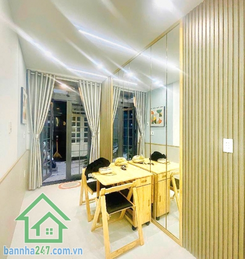 CHỈ 2,979 TỶ – NHÀ 3 TẦNG NGAY NGÃ TƯ LẠC LONG QUÂN – ÂU CƠ – HẺM 4M – DTSD 49M2 * Diện tích: 15m2, diện tích sử dụng 49m2 (bao gồm 2 ban công) * Kết cấu: 3 tầng. 2PN - 3WC.