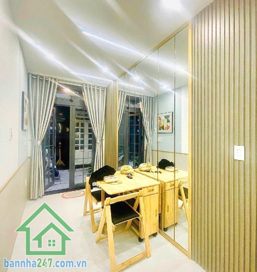 CHỈ 2,979 TỶ – NHÀ 3 TẦNG NGAY NGÃ TƯ LẠC LONG QUÂN – ÂU CƠ – HẺM 4M – DTSD 49M2 * Diện tích: 15m2, diện tích sử dụng 49m2 (bao gồm 2 ban công) * Kết cấu: 3 tầng. 2PN - 3WC.