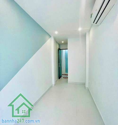 CHỈ 2,979 TỶ – NHÀ 3 TẦNG NGAY NGÃ TƯ LẠC LONG QUÂN – ÂU CƠ – HẺM 4M – DTSD 49M2 * Diện tích: 15m2, diện tích sử dụng 49m2 (bao gồm 2 ban công) * Kết cấu: 3 tầng. 2PN - 3WC.