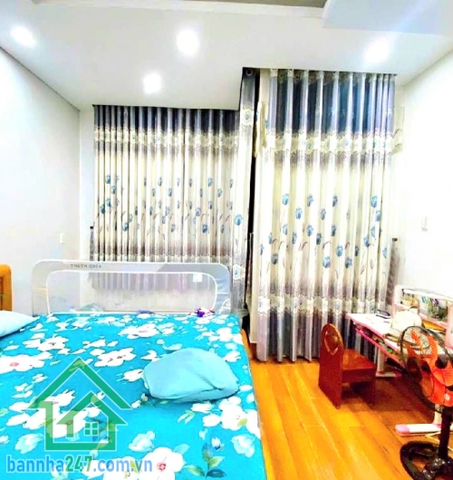 CHỈ 8 TỶ - NHÀ 4 TẦNG – HXH THÔNG – NGAY TÔ HIỆU & HÒA BÌNH – TÂN PHÚ - 3PN - 2WC Diện tích: 52m² (4 x 13m) – đất vuông vức, công nhận đủ Kết cấu: 1 trệt + 1 lửng + 2 lầu (4 tầng BTCT) 3 PN - 2 WC 