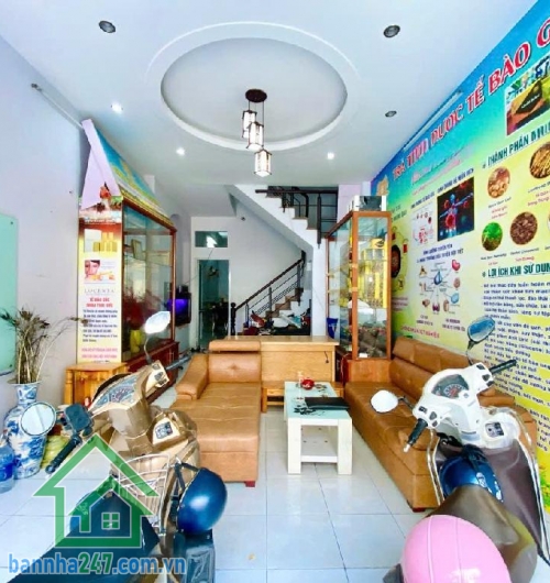 NHỈNH 8 TỶ - NHÀ ĐẸP Ở NGAY – HỒ ĐỨC DI, TÂN PHÚ * DT: 60m² (4x15)m, 3 tầng BTCT kiên cố. * Thiết kế: 4PN – 5WC – giếng trời thoáng mát. * Hẻm nhựa 8m – ô tô ngủ trong nhà. 