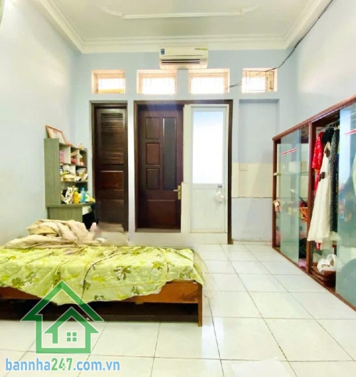 NHỈNH 8 TỶ - NHÀ ĐẸP Ở NGAY – HỒ ĐỨC DI, TÂN PHÚ * DT: 60m² (4x15)m, 3 tầng BTCT kiên cố. * Thiết kế: 4PN – 5WC – giếng trời thoáng mát. * Hẻm nhựa 8m – ô tô ngủ trong nhà. 