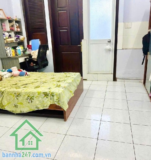 NHỈNH 8 TỶ - NHÀ ĐẸP Ở NGAY – HỒ ĐỨC DI, TÂN PHÚ * DT: 60m² (4x15)m, 3 tầng BTCT kiên cố. * Thiết kế: 4PN – 5WC – giếng trời thoáng mát. * Hẻm nhựa 8m – ô tô ngủ trong nhà. 
