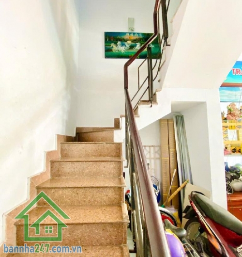 NHỈNH 8 TỶ - NHÀ ĐẸP Ở NGAY – HỒ ĐỨC DI, TÂN PHÚ * DT: 60m² (4x15)m, 3 tầng BTCT kiên cố. * Thiết kế: 4PN – 5WC – giếng trời thoáng mát. * Hẻm nhựa 8m – ô tô ngủ trong nhà. 
