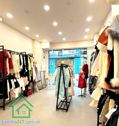 CHỈ 7,9 TỶ (TL) - HẺM NHỰA 8M THÔNG – KINH DOANH TỐT – TÂN PHÚ - CẦU XÉO – GIÁP GÒ DẦU & TÂN KỲ TÂN QUÝ Diện tích: 65m² (4 x 16.1m) – đất vuông vức, công nhận công nhận đủ. Kết cấu: 2 tầng 3 PN - 2 WC. Nhà đẹp, bố trí hợp lý, dọn vào ở ngay Hẻm nhựa 8