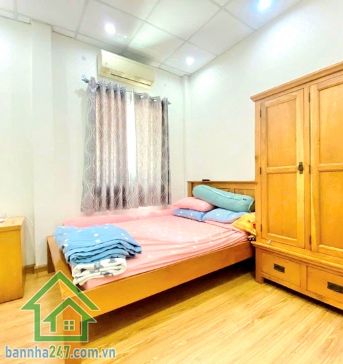 CHỈ 12 TỶ TL – LÔ GÓC 2 MẶT TIỀN – HẺM XE TẢI 10M NGAY NHÀ GA T3 – HOÀNG HOA THÁM – TÂN BÌNH - DT: 62M² – 3 TẦNG – 2PN – 3WC – LÊN ĐƯỢC 1 PN NỮA - Vị trí đắc địa: Ngay cổng Nhà ga T3 – Sân bay Tân Sơn Nhất, Hoàng Hoa Thám, P.12, Tân Bình. Hẻm nhựa 10m, xe