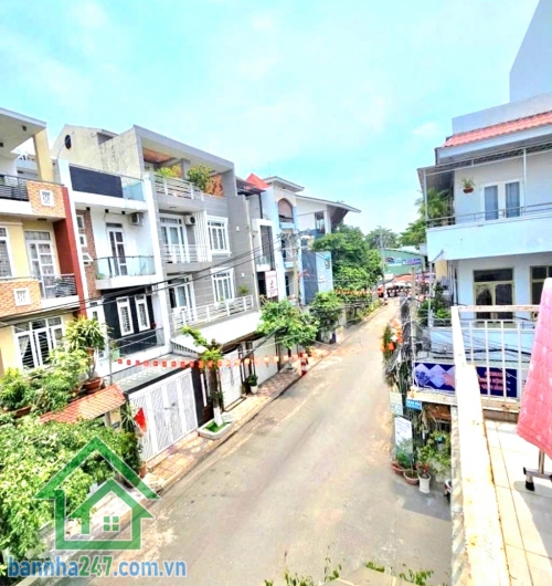 CHỈ 12 TỶ TL – LÔ GÓC 2 MẶT TIỀN – HẺM XE TẢI 10M NGAY NHÀ GA T3 – HOÀNG HOA THÁM – TÂN BÌNH - DT: 62M² – 3 TẦNG – 2PN – 3WC – LÊN ĐƯỢC 1 PN NỮA - Vị trí đắc địa: Ngay cổng Nhà ga T3 – Sân bay Tân Sơn Nhất, Hoàng Hoa Thám, P.12, Tân Bình. Hẻm nhựa 10m, xe