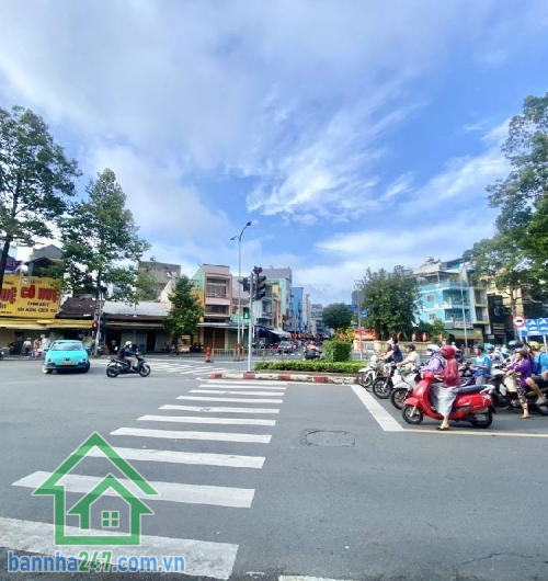 NHÀ HIẾM HXH – NGAY 3/2 & HÀN HẢI NGUYÊN – CHỈ 7,5 TỶ - Vị trí cực đẹp: cách mặt tiền chỉ 10m, HXH đỗ cửa DT: 47m² (3.6 x 13) – 1 trệt 1 lầu – 2PN - Tiện ích: Gần siêu thị, trường học, chợ, trung tâm Quận 11