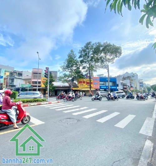 CHỈ 7,5 TỶ – HXH QUẬN 11 – NGAY 3 THÁNG 2 & HÀN HẢI NGUYÊN - CÁCH MẶT TIỀN 10M – GẦN 50M² – Ở NGAY Thông tin chi tiết: • Diện tích: 47m² (3.5m x 13m) • Kết cấu: 1 trệt + 1 lầu - 2 PN – 2 WC - Nhà gọn gàng, vào ở ngay -Vị trí đắc địa trung tâm Q11