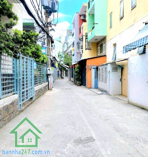 CHỈ 4,7 TỶ – NHÀ NGAY CHỢ TÂN BÌNH - DT: 40M² – 2 TẦNG BTCT – HOÀN CÔNG ĐỦ – NHÀ MỚI Ở NGAY – 2PN – 2WC Diện tích: 40m² (3.2 x 12) – vuông vức đẹp. Kết cấu: Nhà BTCT 2 tầng kiên cố, gồm 2PN – 2WC, nhà còn rất mới, dọn vào ở ngay