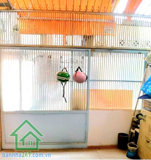 CHỈ 4,7 TỶ – NHÀ NGAY CHỢ TÂN BÌNH - DT: 40M² – 2 TẦNG BTCT – HOÀN CÔNG ĐỦ – NHÀ MỚI Ở NGAY – 2PN – 2WC Diện tích: 40m² (3.2 x 12) – vuông vức đẹp. Kết cấu: Nhà BTCT 2 tầng kiên cố, gồm 2PN – 2WC, nhà còn rất mới, dọn vào ở ngay