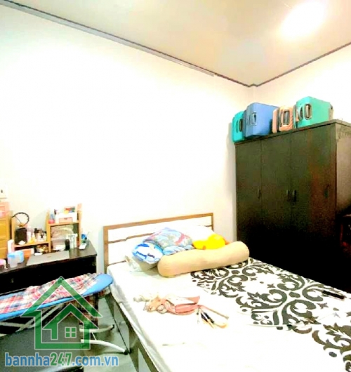 CHỈ 4,7 TỶ – NHÀ NGAY CHỢ TÂN BÌNH - DT: 40M² – 2 TẦNG BTCT – HOÀN CÔNG ĐỦ – NHÀ MỚI Ở NGAY – 2PN – 2WC Diện tích: 40m² (3.2 x 12) – vuông vức đẹp. Kết cấu: Nhà BTCT 2 tầng kiên cố, gồm 2PN – 2WC, nhà còn rất mới, dọn vào ở ngay