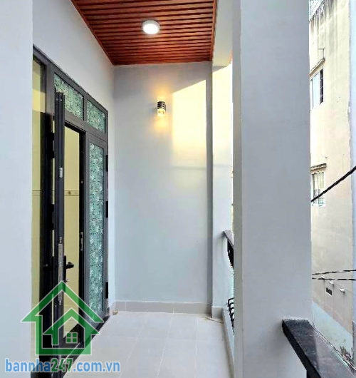 CHỈ 4,98 TỶ – NHÀ 2 TẦNG ĐẸP LUNG LINH – HXH – VÀI BƯỚC RA MẶT TIỀN – 48M² (4x12)m – 2PN, 2WC Vị trí đỉnh: Cuối đường Nguyễn Sơn, thông nhanh Lê Thúc Hoạch, chỉ vài bước ra mặt tiền. Khu dân cư an ninh, tiện ích bủa vây, di chuyển siêu thuận lợi.
