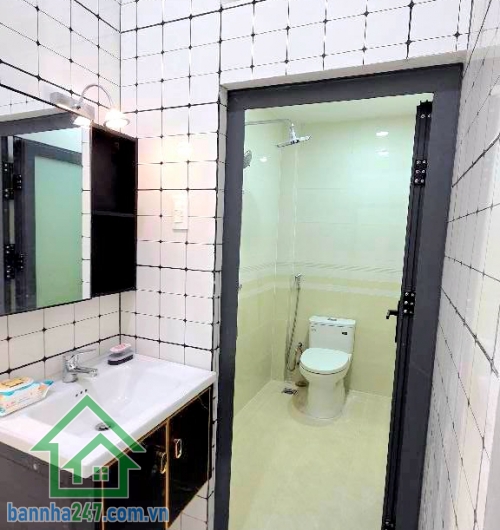 CHỈ 4,98 TỶ – NHÀ 2 TẦNG ĐẸP LUNG LINH – HXH – VÀI BƯỚC RA MẶT TIỀN – 48M² (4x12)m – 2PN, 2WC Vị trí đỉnh: Cuối đường Nguyễn Sơn, thông nhanh Lê Thúc Hoạch, chỉ vài bước ra mặt tiền. Khu dân cư an ninh, tiện ích bủa vây, di chuyển siêu thuận lợi.