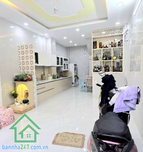 CHỈ 8,65 TỶ - NHÀ 4 TẦNG MỚI XÂY 100% – HẺM XE TẢI 6M – TẶNG NỘI THẤT CAO CẤP - DT: (4 X 10)M - 2PN rộng, 3WC DT: 4x10m Kết cấu: 1 trệt, 2 lầu, sân thượng – 2PN rộng, 3WC, có phòng giặt riêng trên sân thượng.