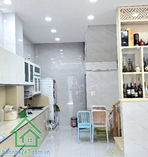 CHỈ 8,65 TỶ - NHÀ 4 TẦNG MỚI XÂY 100% – HẺM XE TẢI 6M – TẶNG NỘI THẤT CAO CẤP - DT: (4 X 10)M - 2PN rộng, 3WC DT: 4x10m Kết cấu: 1 trệt, 2 lầu, sân thượng – 2PN rộng, 3WC, có phòng giặt riêng trên sân thượng.