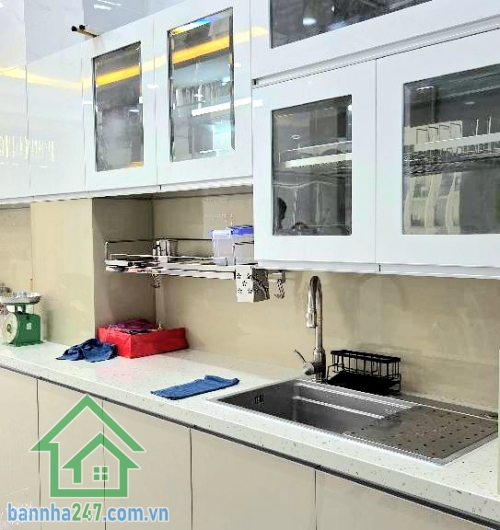 CHỈ 8,65 TỶ - NHÀ 4 TẦNG MỚI XÂY 100% – HẺM XE TẢI 6M – TẶNG NỘI THẤT CAO CẤP - DT: (4 X 10)M - 2PN rộng, 3WC DT: 4x10m Kết cấu: 1 trệt, 2 lầu, sân thượng – 2PN rộng, 3WC, có phòng giặt riêng trên sân thượng.