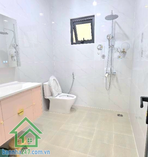 CHỈ 8,65 TỶ - NHÀ 4 TẦNG MỚI XÂY 100% – HẺM XE TẢI 6M – TẶNG NỘI THẤT CAO CẤP - DT: (4 X 10)M - 2PN rộng, 3WC DT: 4x10m Kết cấu: 1 trệt, 2 lầu, sân thượng – 2PN rộng, 3WC, có phòng giặt riêng trên sân thượng.