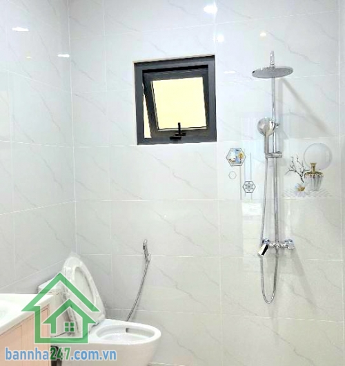 CHỈ 8,65 TỶ - NHÀ 4 TẦNG MỚI XÂY 100% – HẺM XE TẢI 6M – TẶNG NỘI THẤT CAO CẤP - DT: (4 X 10)M - 2PN rộng, 3WC DT: 4x10m Kết cấu: 1 trệt, 2 lầu, sân thượng – 2PN rộng, 3WC, có phòng giặt riêng trên sân thượng.