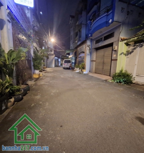 CHỈ 2,2 TỶ – NHÀ CHÍNH CHỦ TÂN BÌNH – GẦN QUẬN 10 – 2 TẦNG – 17M2 - 2PN - 2WC. Kết cấu: trệt + lầu đúc kiên cố, gồm 2 phòng ngủ, có ban công thoáng mát.