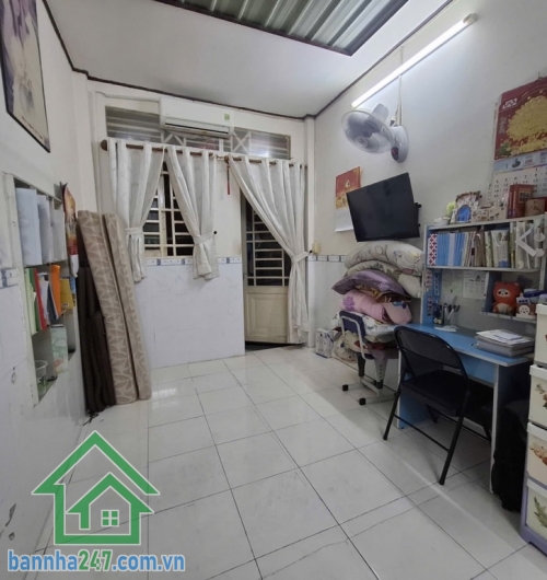 CHỈ 2,2 TỶ – NHÀ CHÍNH CHỦ TÂN BÌNH – GẦN QUẬN 10 – 2 TẦNG – 17M2 - 2PN - 2WC. Kết cấu: trệt + lầu đúc kiên cố, gồm 2 phòng ngủ, có ban công thoáng mát.