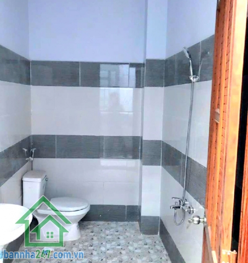 CHỈ 4,8 TỶ – SÁT MẶT TIỀN ĐẶNG THÚC VỊNH – HÓC MÔN NGANG 5,6M NỞ HẬU 8,9M – DT 111,2M² – XE HƠI TỚI NHÀ Diện tích: (5,6 / 8,9) x 18m – Công nhận 111,2m² Kết cấu: 2 tầng kiên cố. Công năng: 3PN – 3WC – phòng khách – bếp