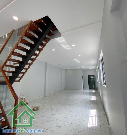 BÁN GẤP NHÀ HẺM 1 SẸC LÊ VĂN QUỚI – 5PN – SÁT CHỢ – GIÁ CHỈ 5.29 TỶ Nhà đẹp – vào ở ngay – sát chợ Lê Văn Quới – Bình Tân. Diện tích lớn: 5 x 20m – sổ vuông vức.