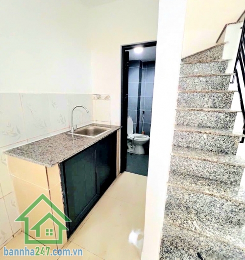 CHỈ 2,7 TỶ – NHÀ 2 TẦNG NGAY TÂY THẠNH – TÂN PHÚ GẦN KCN TÂN BÌNH (500M) – DTCN 24M² – NGANG 4.3M NỞ HẬU 5M Kết cấu: 1 trệt 1 lầu, nhà mới – để trống suốt