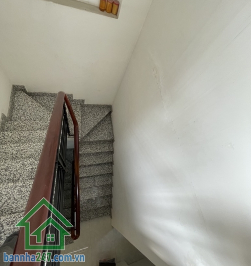 CHỈ 4.3 TỶ – NHÀ 3 TẦNG BTCT – GIÁP LÊ THÚC HOẠCH, TÂN HƯƠNG – KHU DÂN CƯ ĐÔNG ĐÚC * DT: 4x11.5m vuông vức. * Kết cấu: trệt, lầu, sân thượng – 2PN, 2WC. * Hẻm 3 gác. 