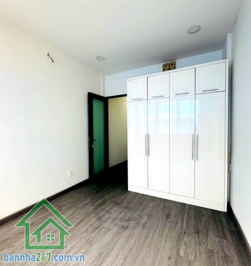 CHỈ 6,9 TỶ - MTKD PHẠM PHÚ THỨ – TT CHỢ VẢI TÂN BÌNH - 3 TẦNG - DTSD: 75M² - 2PN - 2WC GIÁP BÀU CÁT – KHU SẦM UẤT BẬC NHẤT Diện tích: 33m² (3 x 11m) – công nhận đủ. Kết cấu: 3 tầng - 2 PN - 2 WC. Nhà gọn gàng, dễ khai thác kinh doanh