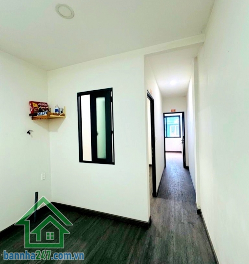 CHỈ 6,9 TỶ - MTKD PHẠM PHÚ THỨ – TT CHỢ VẢI TÂN BÌNH - 3 TẦNG - DTSD: 75M² - 2PN - 2WC GIÁP BÀU CÁT – KHU SẦM UẤT BẬC NHẤT Diện tích: 33m² (3 x 11m) – công nhận đủ. Kết cấu: 3 tầng - 2 PN - 2 WC. Nhà gọn gàng, dễ khai thác kinh doanh