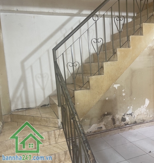 CHỈ 4 TỶ – NHÀ NGAY CHỢ LÊ ĐÌNH CẨN – SÁT KHU TÊN LỬA – HẺM XE HƠI.  DT: 47.6m² (4x12)m – 2 tầng (1 trệt + 1 lửng).  Hẻm xe hơi chạy thông tứ phía, kết nối nhanh Hương Lộ 2 – Mã Lò – Tỉnh Lộ 10.