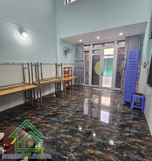 CHỈ 4 TỶ – NHÀ NGAY CHỢ LÊ ĐÌNH CẨN – SÁT KHU TÊN LỬA – HẺM XE HƠI.  DT: 47.6m² (4x12)m – 2 tầng (1 trệt + 1 lửng).  Hẻm xe hơi chạy thông tứ phía, kết nối nhanh Hương Lộ 2 – Mã Lò – Tỉnh Lộ 10.