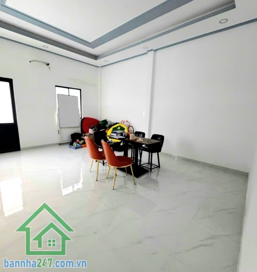 CHỈ 5,8 TỶ – NHÀ NGAY NGUYỄN SƠN – HẺM XE HƠI THÔNG – 62M² – HOÀN CÔNG ĐỦ - 2PN – 2WC * Diện tích: 4,8 x 13m – 62m² * Kết cấu: 2 tầng * Công năng: 2PN – 2WC