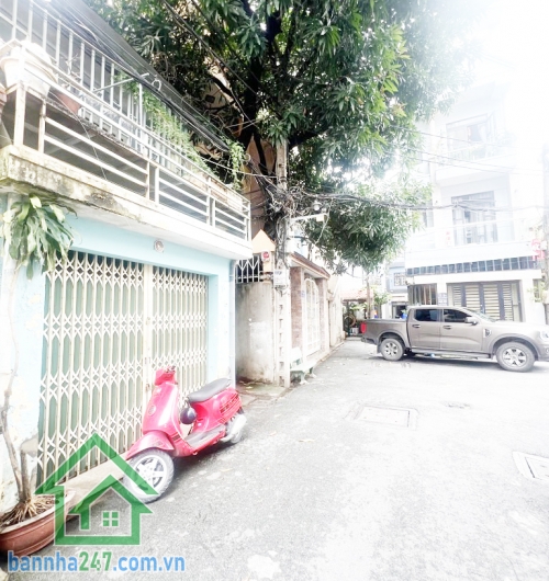 HẺM XE TẢI – NHÀ 2 TẦNG – 48M2 – GIÁ CHỈ 5.2 TỶ Diện tích: 48m2 (3.8 x 13m), công nhận 43m2. Kết cấu: 1 trệt, 1 lầu, gồm 2 phòng ngủ, 2 vệ sinh. Hẻm 6m thông