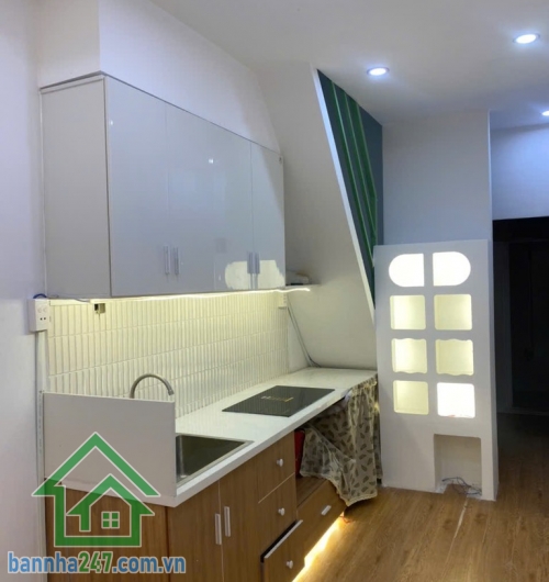 CHỈ 2.8 TỶ – NHÀ FULL NỘI THẤT – GẦN CHỢ – HẺM BA GÁC DT: 23m² (2.2 x 10.3m), không lộ giới, khu dân cư hiện hữu Kết cấu: 1 trệt 1 lầu, 2PN – 1WC, nhà mới tinh, vào ở ngay. 