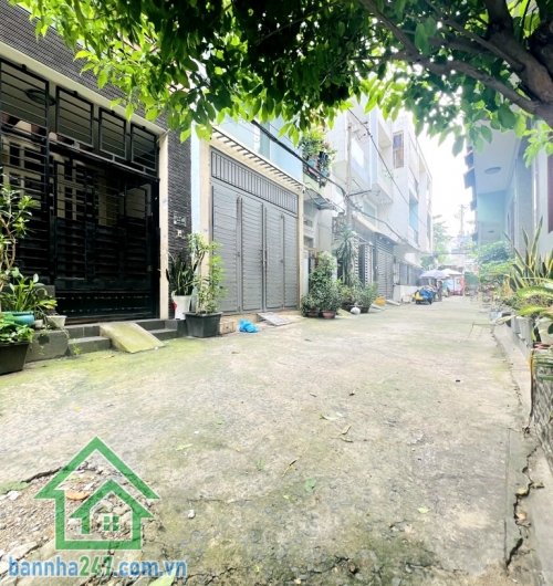 CHỈ 3,58 TỶ – NHÀ MỚI 100% – HUỲNH THIỆN LỘC, TÂN PHÚ – HẺM 6M Ô TÔ ĐẬU TRƯỚC NHÀ DTSD: 48.6m², sổ nở hậu, không lộ giới. Kết cấu: 1 trệt 2 lầu – gồm phòng khách, bếp, 2 phòng ngủ, 3WC, thiết kế hiện đại. Hẻm nhựa 6m, chỉ vài bước ra hẻm 10m, xe hơi đậu c